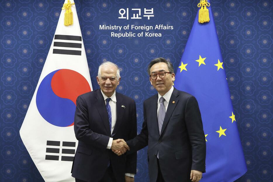 韓国の趙兌烈外相（右）と握手を交わすEUのボレル外交安全保障上級代表＝4日、ソウル（AP＝共同）