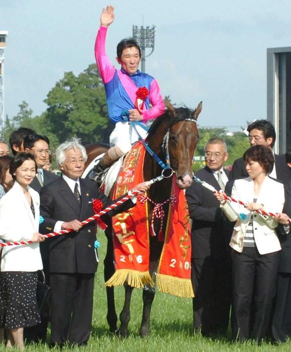 　ダービーを制したメイショウサムソンと石橋守騎手、松本好雄オーナー（左から２人目）ら＝２００６年５月２８日、東京競馬場