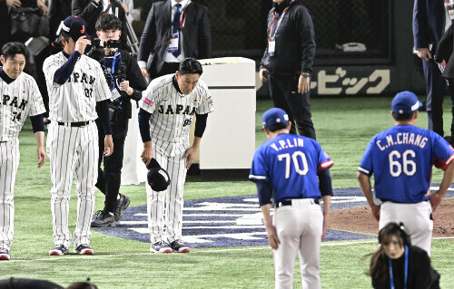 試合終了後、台湾チームに一礼する井端監督（左から３人目）（２４日）＝西孝高撮影