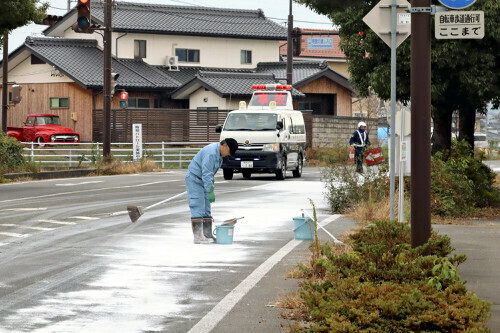 現場付近では液体の中和作業にあたっていた（２２日午後０時４６分、長野県千曲市で）＝山崎至河撮影