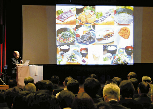 太地の捕鯨や食文化について話す貝さん（和歌山県太地町で）