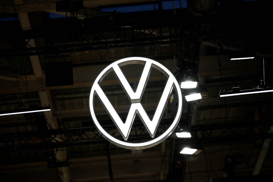 　１１月２７日、独自動車大手フォルクスワーゲン（ＶＷ）は、中国新疆ウイグル自治区にある上海汽車（ＳＡＩＣ）との合弁工場を上海政府傘下企業に売却することで合意した。写真はＶＷのロゴ。１０月、パリで撮影（２０２４年　ロイター/Benoit Tessier）