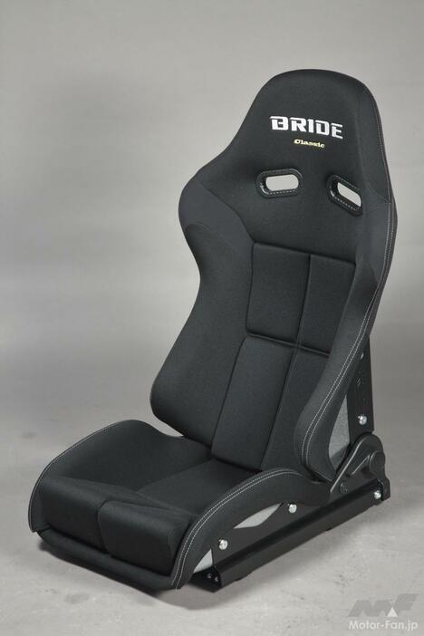 BRIDEの「STRADIA CLASSIC（ストラディア・クラシック）』は、ラインが入らない黒一色のカラーリングだ。