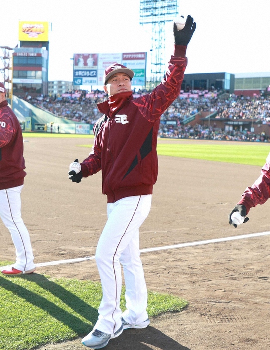 ＜楽天ファン感謝祭＞ファン感謝祭に参加、手を振りながら場内を一周する茂木（撮影・篠原岳夫）