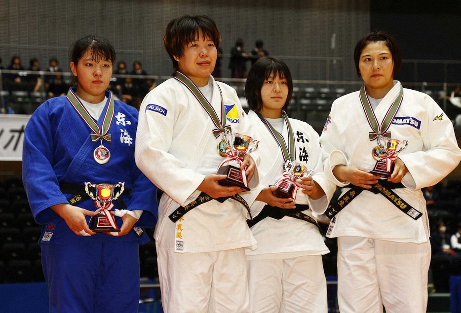 ＜講道館杯　全日本柔道体重別選手権＞女子78キロ級、表彰式でフォトセッションに臨む（左から）池田、梅木、杉村、泉（撮影・五島　佑一郎）