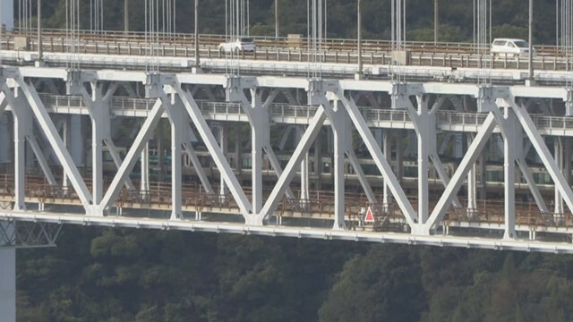 瀬戸大橋の上で停車した列車　10日午前9時ごろ