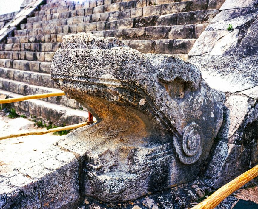 メキシコの古代都市チチェン・イッツァ遺跡のピラミッドに祀（まつ）られる蛇神