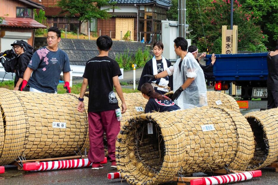 新潟「大したもん蛇まつり」　集落ごとに制作したパーツをつないで一体に