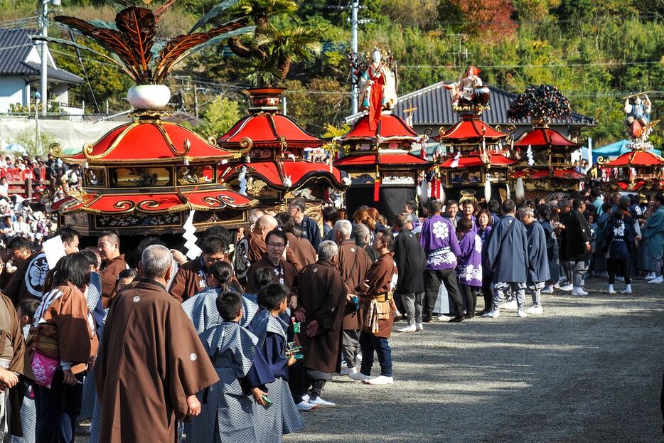 熊本「八代妙見祭」　ユネスコ無形文化遺産「山・鉾・屋台行事」にふさわしい、豪華な傘鉾の行列