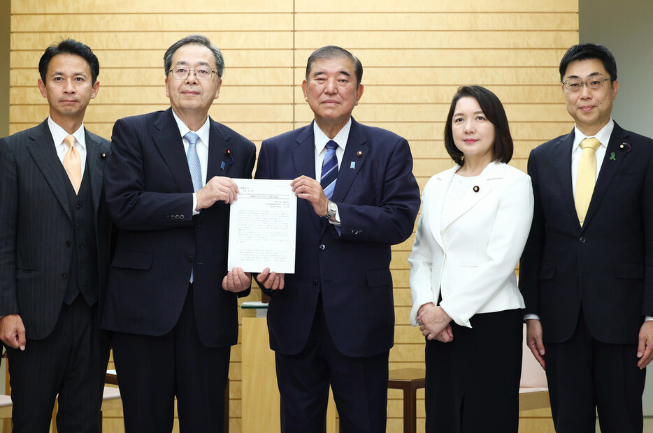 公明党の斉藤鉄夫代表（左から２人目）から要請書を受け取る石破茂首相＝２７日午後、首相官邸