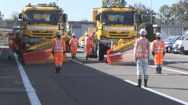 雪のシーズンに備え除雪作業に当たる車を点検(8日午前10時NECO中日本福井保全サービスセンター)