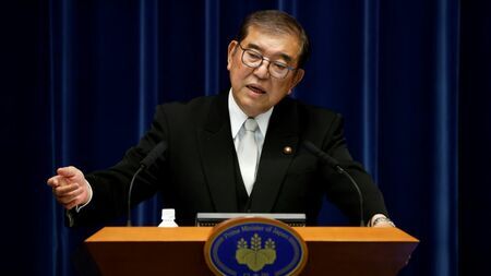 新しい「地方創生」戦略を打ち出す石破首相。だが筆者は間違っているという（写真：ブルームバーグ）