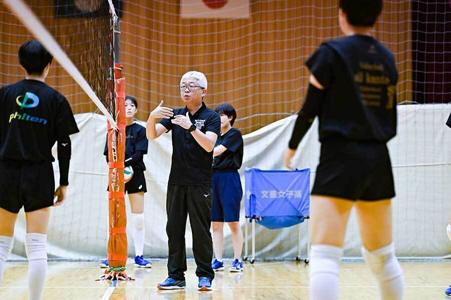 熱心に指導する大倉監督【写真：中戸川知世】