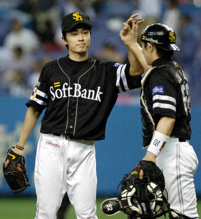 06年7月11日、オリックス戦（京セラD）で完封勝利を挙げたソフトバンク・和田（左）