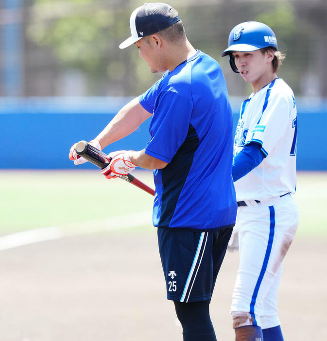 打撃練習でDeNA育成の村川（右）にアドバイスする筒香（24年4月撮影）