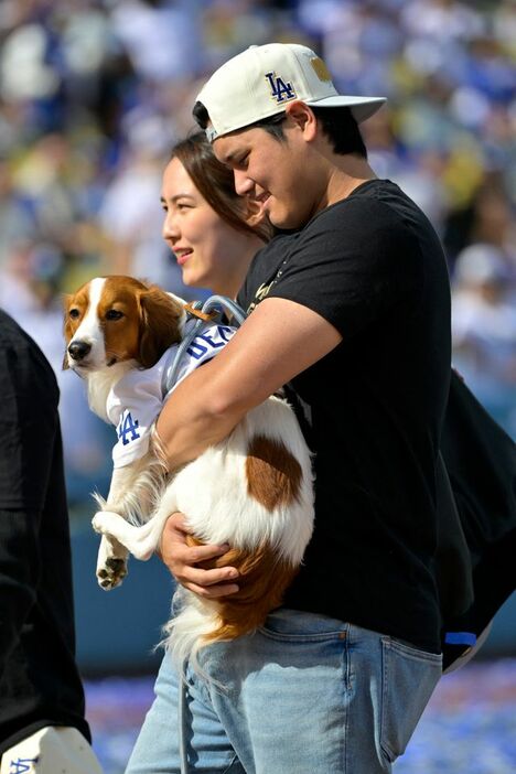 大谷翔平選手と妻・真美子さんと愛犬・デコピン【写真：USA TODAY Sports/ロイター/アフロ】