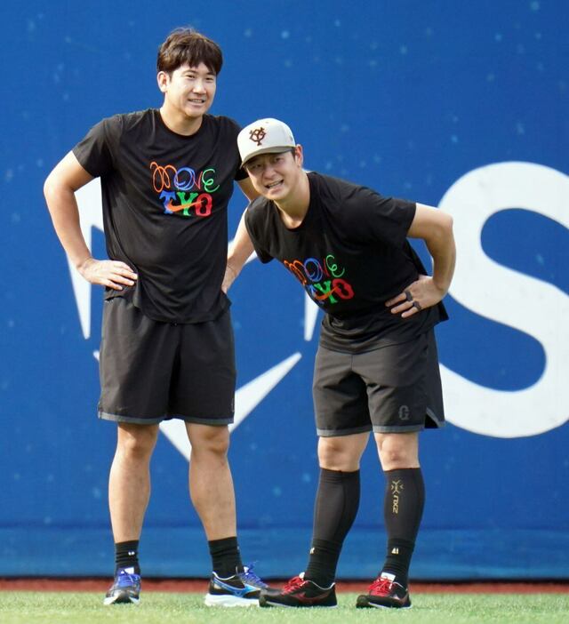 巨人・菅野智之（左）と中川皓太