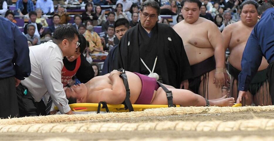 　琴勝峰を突き落としで破った後、土俵下に転落しストレッチャーで運ばれる御嶽海