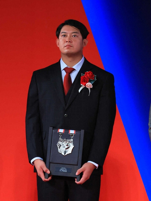 ＜NPB　AWARDS　2024＞ベストナイン賞の佐藤都（撮影・尾崎　有希）