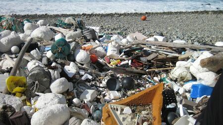 プラスチックゴミが散乱する、長崎県五島列島の奈留島の海岸（提供：高田秀重・東京農工大学教授）