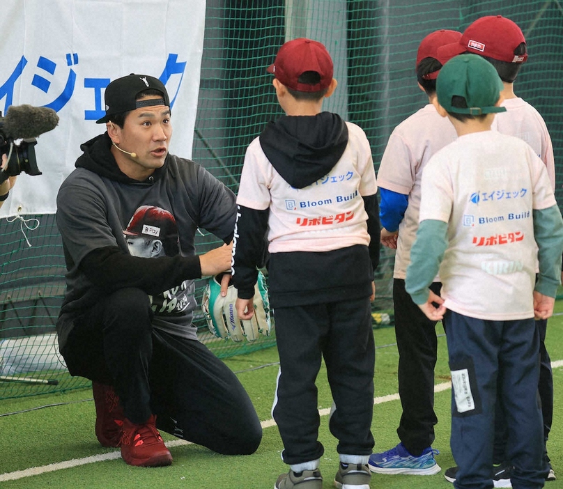 ＜マーくんカップ＞子供たちと話す田中将（撮影・篠原岳夫）