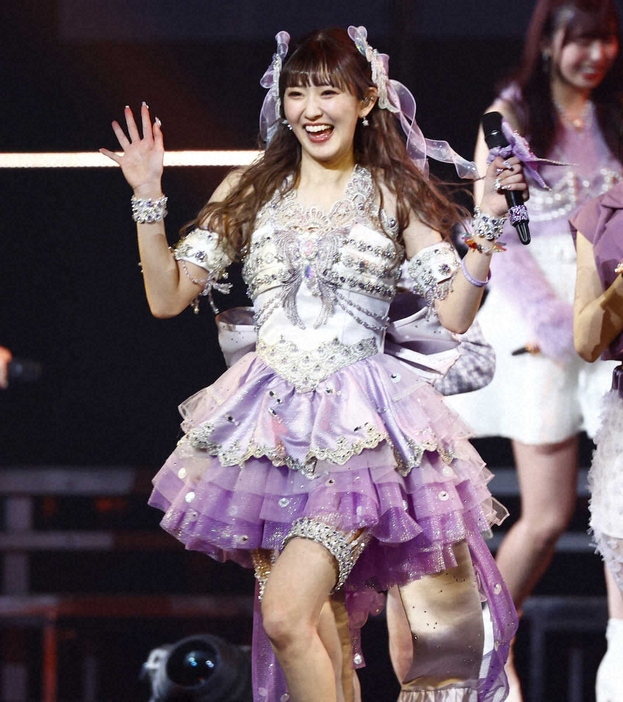 ＜ANGERME10周年記念　川村文乃卒業記念ライブ＞特別衣装でパフォーマンスする川村文乃（撮影・五島　佑一郎）