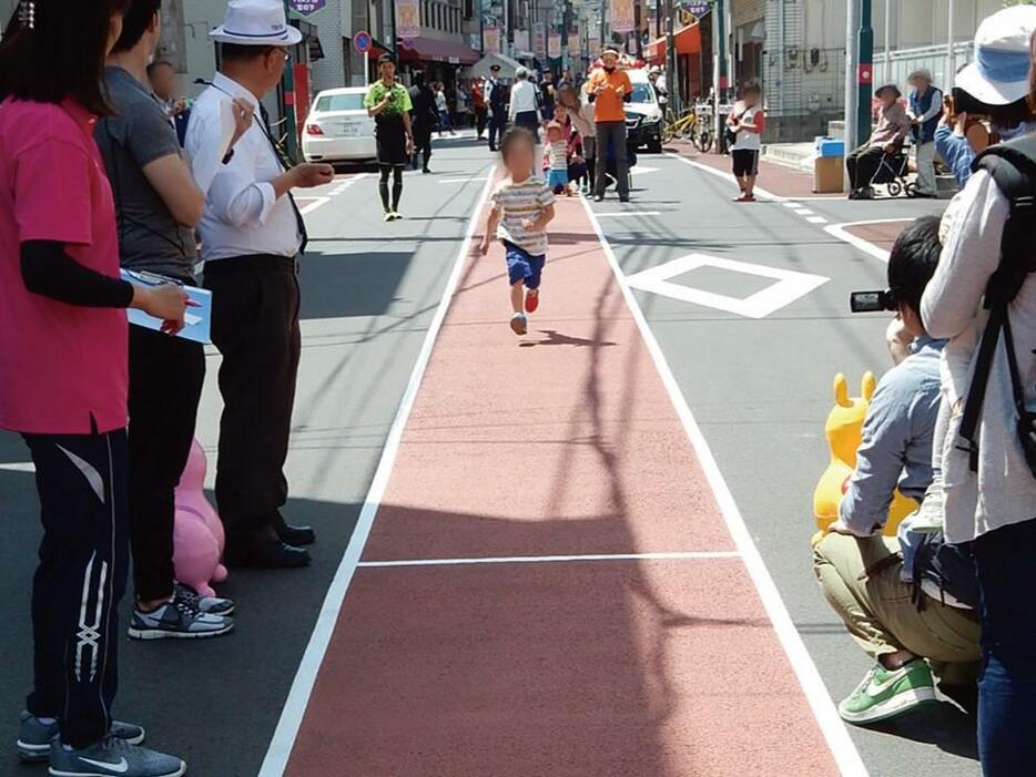 「東京大神宮通り20メートル25センチ かけっこトライ」別場所での過去開催の様子