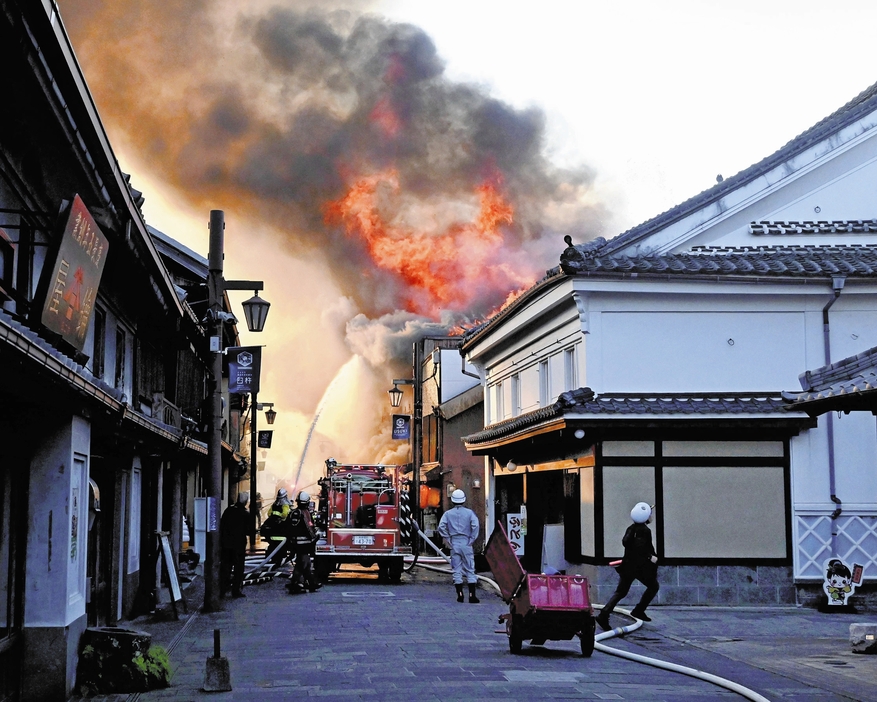 大分県臼杵市中心部の商店街で発生した火災（24日午後3時24分、臼杵市で）