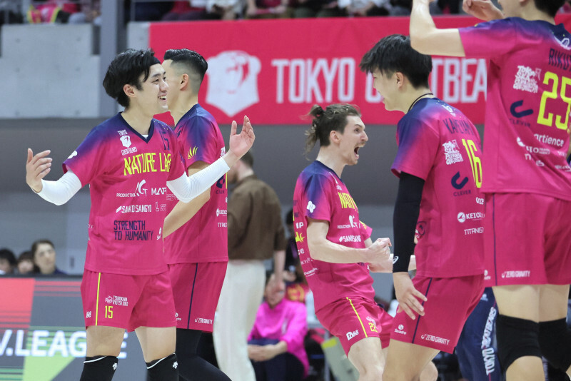 【東京GB－VC長野】ストレートでVC長野に勝ち、喜ぶ東京GBの選手たち＝東京・アリーナ立川立飛で2024年11月17日、和田大典撮影