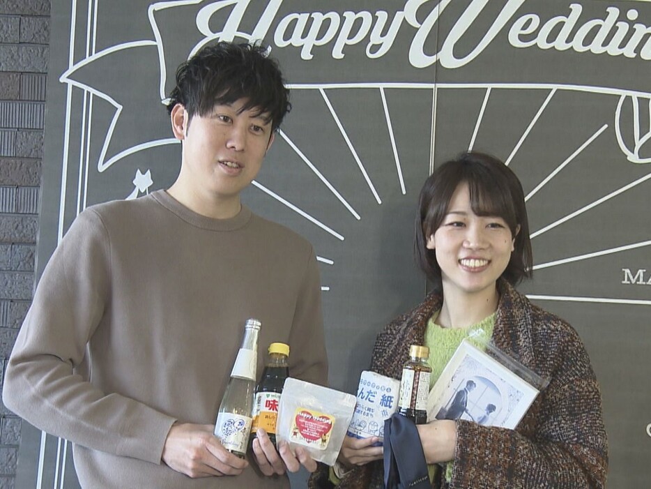 名古屋から半田市役所に来た新婚夫婦 2024年11月22日