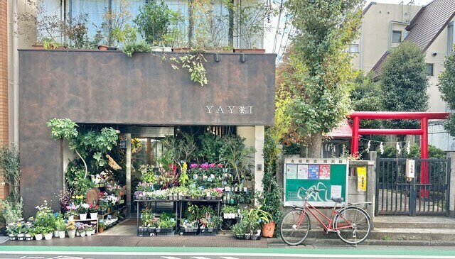 ミニ鳥居の隣にある花屋に、どことなく「花手水（はなちょうず）」を連想します