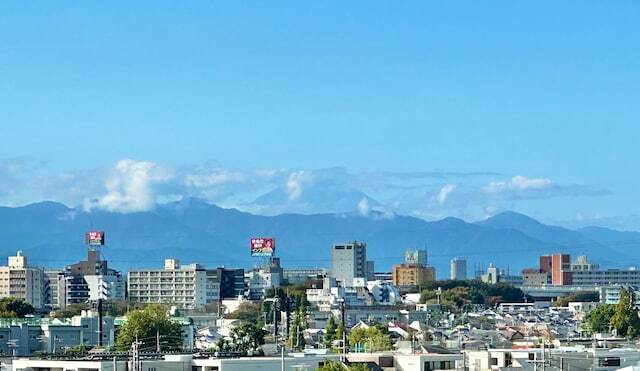 秋雲で頭の隠れた富士山