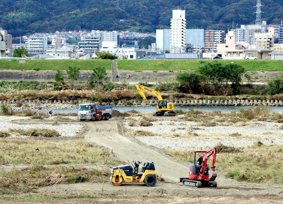 太田川の河川敷で進む新橋建設の準備工事