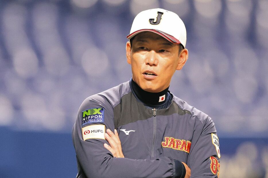 真剣な表情で選手の練習を見る野球日本代表の井端監督