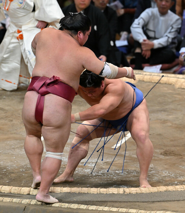 大相撲九州場所２日目。若隆景（右）が初日の霧島に続いて大栄翔にも快勝し、両関脇を撃破して連勝スタート＝１１日、福岡国際センター