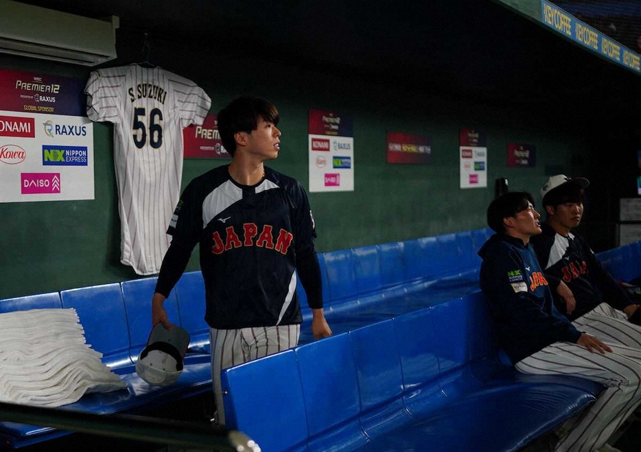 ＜日本・米国＞ベンチには鈴木翔のユニホームが飾られる（撮影・木村　揚輔）