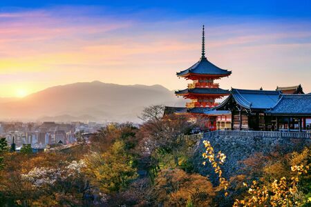 藤原実資が毎月参詣するよう努めていたといわれる清水寺（京都、写真：Guitar photographer／Shutterstock.com）