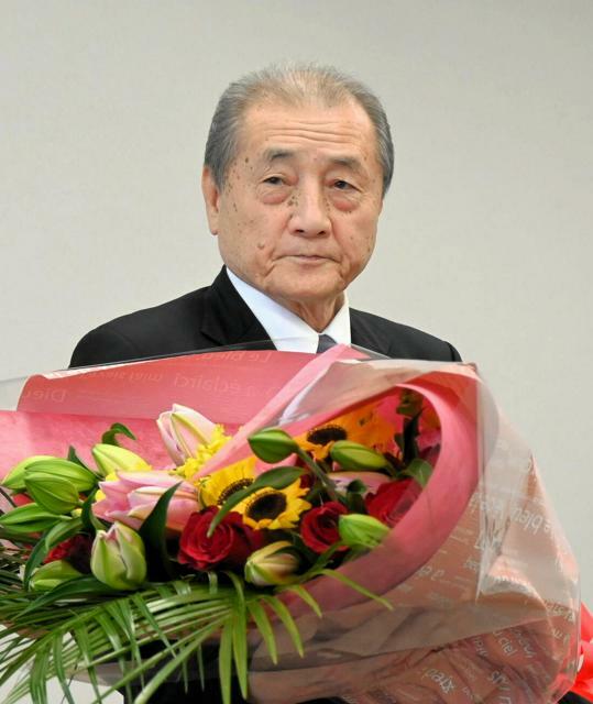 退任式で花束を贈られた藤本昭夫村長=2024年11月25日午前10時9分、大分県姫島村役場、貞松慎二郎撮影