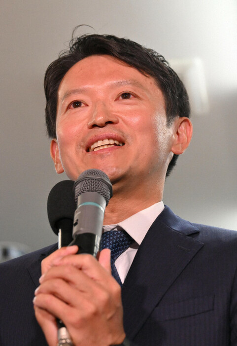 当選確実となり、笑顔であいさつをする斎藤元彦氏＝神戸市中央区で2024年11月17日午後9時51分、北村隆夫撮影