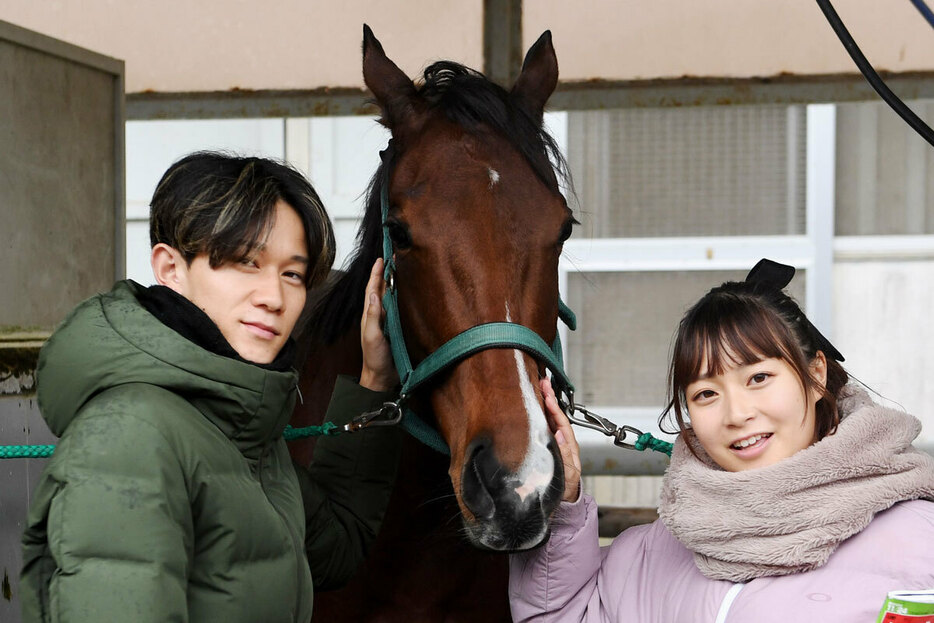 ライラックと「もう一つ上の舞台へ」と熱望する石川騎手（左）と栗栖記者