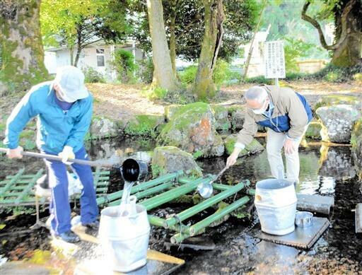 地酒の仕込み水をくむ会員=11月4日、福井県福井市次郎丸町