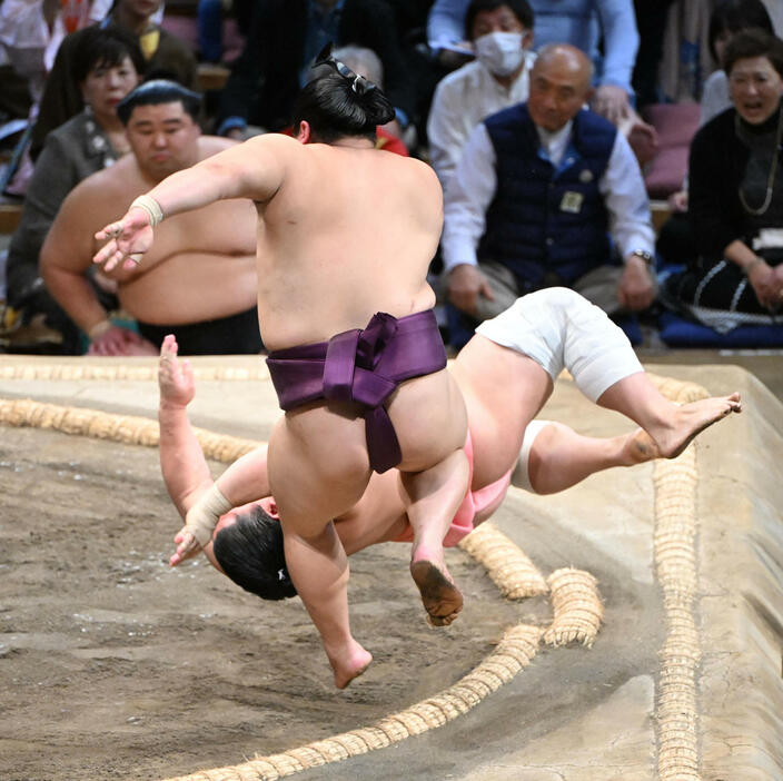 宇良と平戸海の取り直しの一番も同体となる（撮影・和賀正仁）