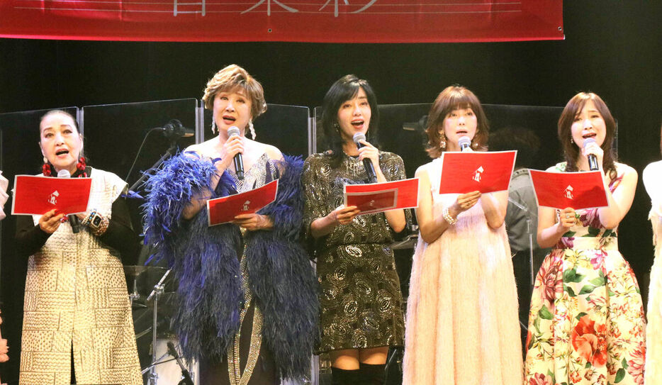 「LIVE　FOR　LIFE　音楽彩」に出演した（左から）湯川れい子さん、小林幸子、早見優、松本伊代、森口博子