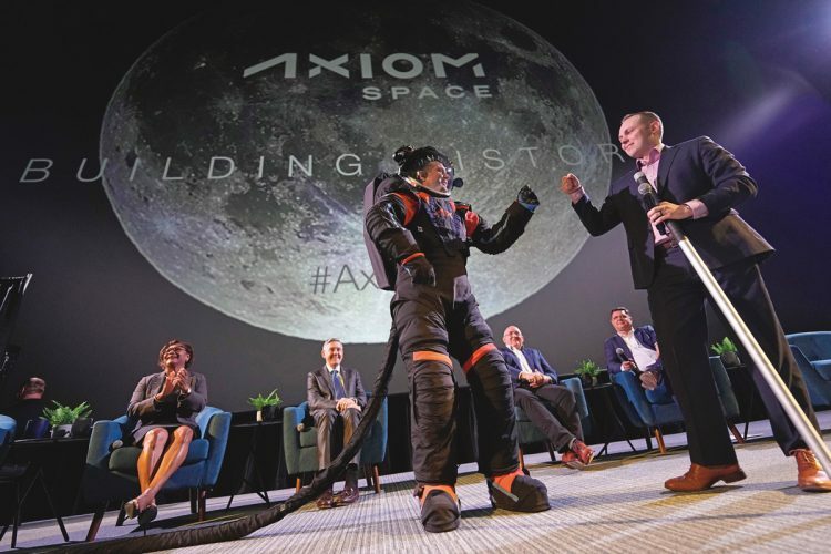 NASAが発表したアルテミス計画の宇宙服のデザイン（写真＝AP／AFLO）