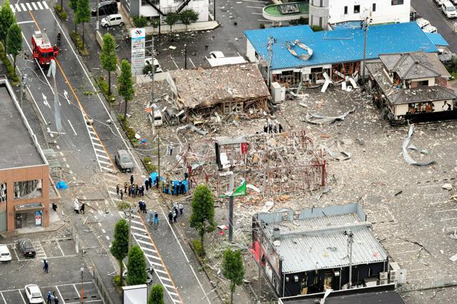 爆発したしゃぶしゃぶ店。壁は吹き飛び、周辺に破片が飛び散っていた=2020年7月30日、福島県郡山市島2丁目、朝日新聞社ヘリから