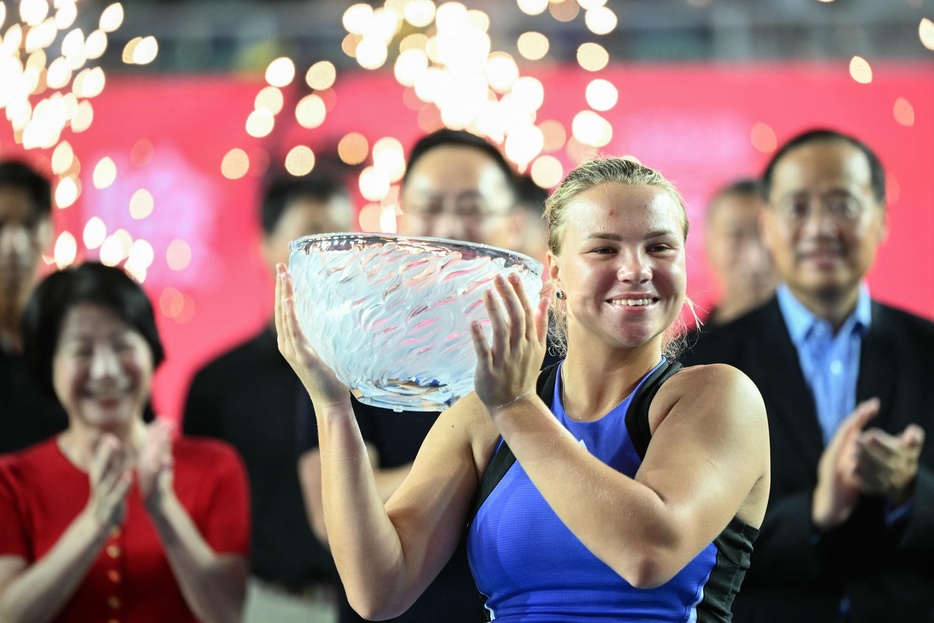 女子テニス、香港オープン、シングルス決勝。トロフィーを手にポーズをとるディアナ・シュナイダー（2024年11月3日撮影）。【翻訳編集】 AFPBB News