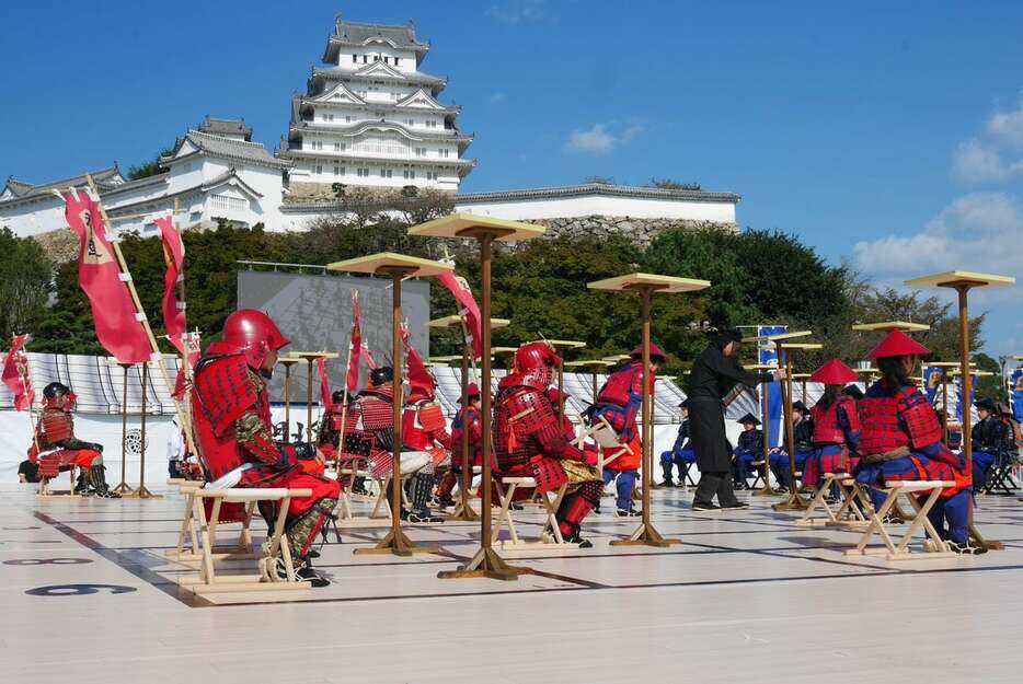 甲冑を身に着けた中高生が駒役となり、姫路城をバックに行われた人間将棋＝兵庫県姫路市