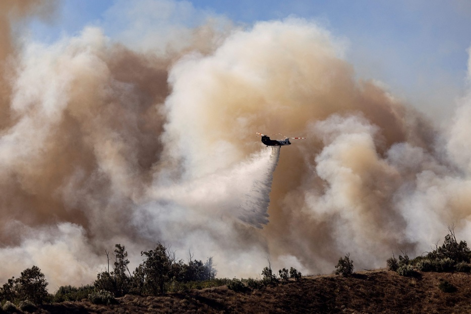 季節風「サンタアナの風」による山火事の消火活動。米カリフォルニア州ベンチュラ郡サンタポーラで（2024年11月7日撮影）。【翻訳編集】 AFPBB News