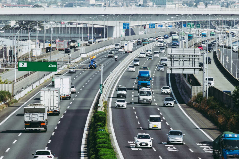 高速道路で追い越し車線を走る車を「左から」抜くのは違反？見落としがちな交通ルールとは