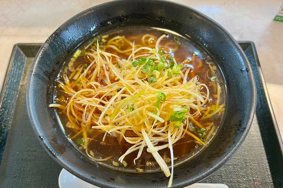 関越道「三芳PA」（下り）で直感的にチョイスした「ピリ辛ネギ醤油ラーメン」（1020円）は、シャキシャキのピリ辛ネギが醤油スープとよく合う、満足の1杯だった